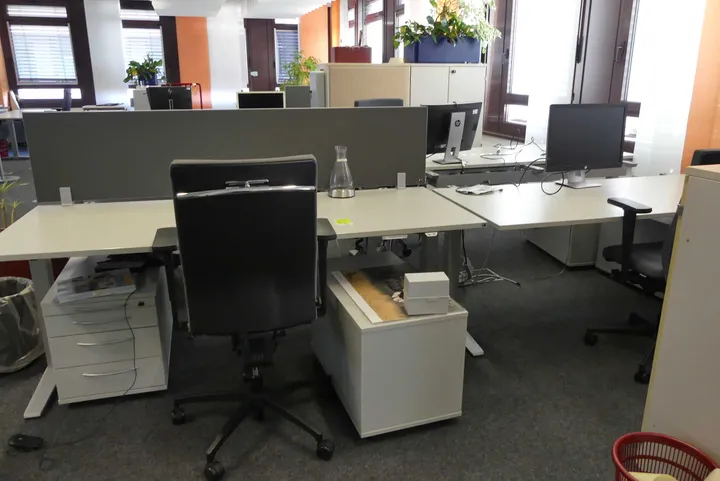 4x Elektrisch höhenverstellbarer Schreibtisch mit 5x Schreibtischcontainer und 4x Bürostuhl Maße in cm je ca. 200 x 80